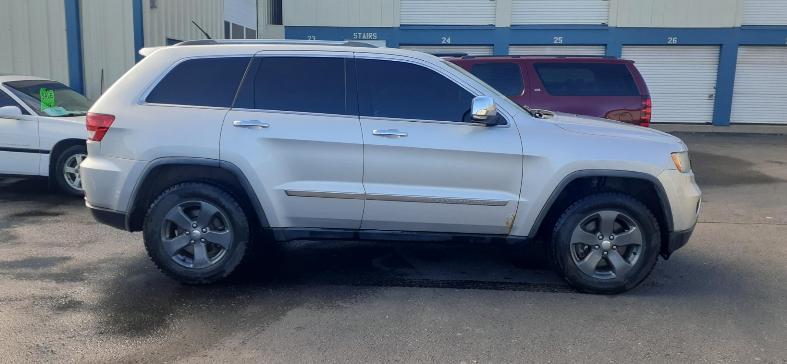 2011 Jeep Grand Cherokee (1J4RR6GT0BC) with an 5.7 Hemi engine, 5-Speed Automatic transmission, located at 2015 Cambell Street, Rapid City, SD, 57701, (605) 342-8326, 44.066433, -103.191772 - CARFAX AVAILABLE - Photo #3